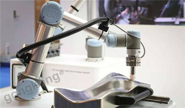 優傲機器人改變無論大小!