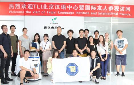 小胖機器人知名海外,引國際友人參訪 小胖機器人知名海外,引國際友人參訪